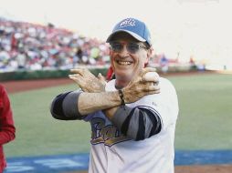 El cantante realizó el lanzamiento inicial del partido. EL INFORMADOR