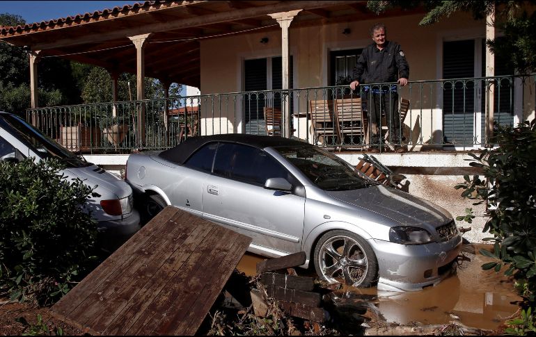 En Grecia, las autoridades informaron que dos personas murieron y cientos de hogares se inundaron luego de una tormenta nocturna que afectó áreas al oeste de Atenas. EFE / EPA / Y. Kolesidis