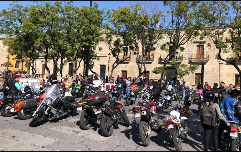 Los manifestantes estacionaron sus motocicletas en Plaza Liberación y amagaron con cerrar la circulación de avenida Hidalgo. EL INFORMADOR / R. Rivas