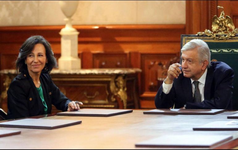 La presidenta del Banco Santander, Ana Botín (i), y el Presidente de México, Andrés Manuel López Obrador, durante su reunión en el despacho de Palacio Nacional. EFE/Presidencia