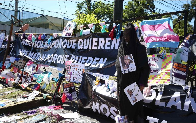 Activistas realizan una expresión artística en memoria de las mujeres asesinadas en el país en San Salvador. EFE/M. Lemus