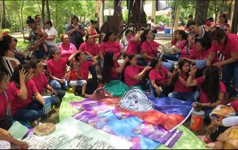 Unas 60 paraguayas se reunieron este lunes en una céntrica plaza de Asunción para trenzarse el pelo, cuidarse entre ellas y crear un espacio de confianza. EFE/N. Aceituno