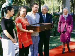 Familiares y el Presidente López Obrador, durante la inhumación de Valentín Campa. NOTIMEX