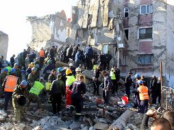 La mayoría de las víctimas murieron al derrumbarse los edificios en los que se encontraban, fundamentalmente en Durres y las pequeñas localidades de Thumana y Kurbin, al norte de la capital Tirana. EFE / M. Dibra