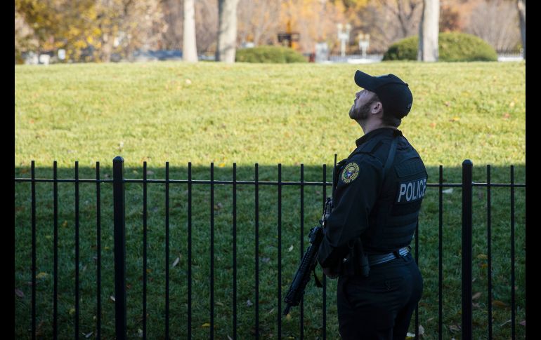 Un elemento del Servicio Secreto vigila en los alrededores de la Casa Blanca. AP/E. Vucci