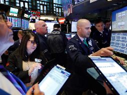 El índice Dow Jones mostró un leve retroceso al iniciar operaciones para después avanzar 6.82 puntos. AP / R. Drew