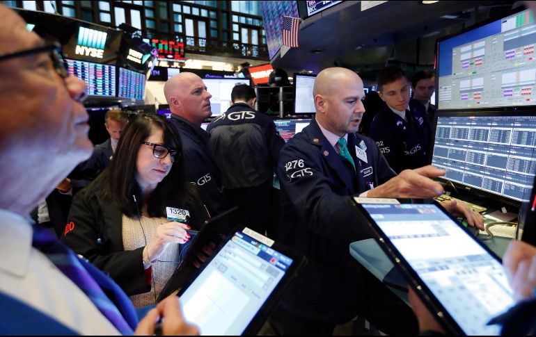 El índice Dow Jones mostró un leve retroceso al iniciar operaciones para después avanzar 6.82 puntos. AP / R. Drew