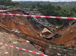 Vista de una carretera dañada por los recientes deslaves ocasionados por las tormentas. AP/M. Kalombo
