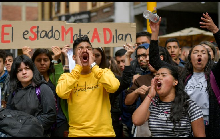 Jóvenes asisten a una vigilia en honor de Dilan Cruz en Bogotá. AFP/R. Arboleda