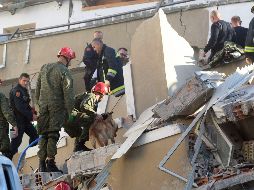 Las operaciones para rescatar a otros posibles sepultados continuarán con dificultad, pues muchos edificios están en riesgo de colapsar. EFE/M. Dibra