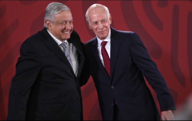 El Presidente de México, Andrés Manuel López Obrador (i), y Luis Niño de Rivera (d), Presidente de la Asociación de Bancos de México, durante la conferencia de prensa de este martes. EFE/S. Gutiérrez