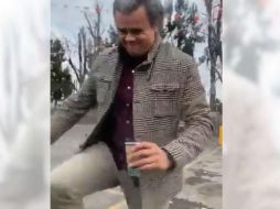 En el video se puede observar al sujeto gritándole a la conductora, para luego golpear el vehículo y rociarla con café después de que esta le ofreciera disculpas y le pidiera que se tranquilizara para poder llamar al seguro y que arreglara el percance. ESPECIAL