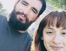 Steven Velásquez y su pareja Alexis Granados ofrecen el servicio de hacer la fila a aquellos compradores que no quieren hacerlo en el Black Friday. Alexis Granados