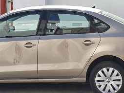 En redes sociales circulan imágenes del auto, en las que se aprecian las abolladuras causadas por la agresión. ESPECIAL