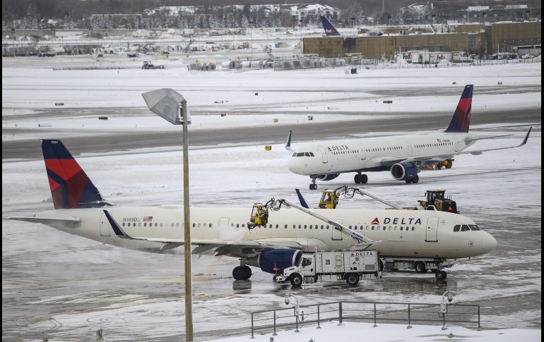 Un equipo quita hielo a un avión en el aeropuerto de Minneapolis-St. Paul en Bloomington, Minnesota. AFP/S. Maturen