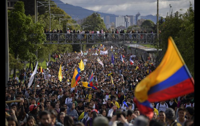 Manifestantes avanzan por una calle en Bogotá. AFP/R. Arboleda