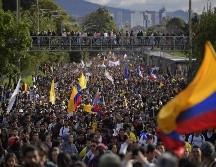Manifestantes avanzan por una calle en Bogotá. AFP/R. Arboleda