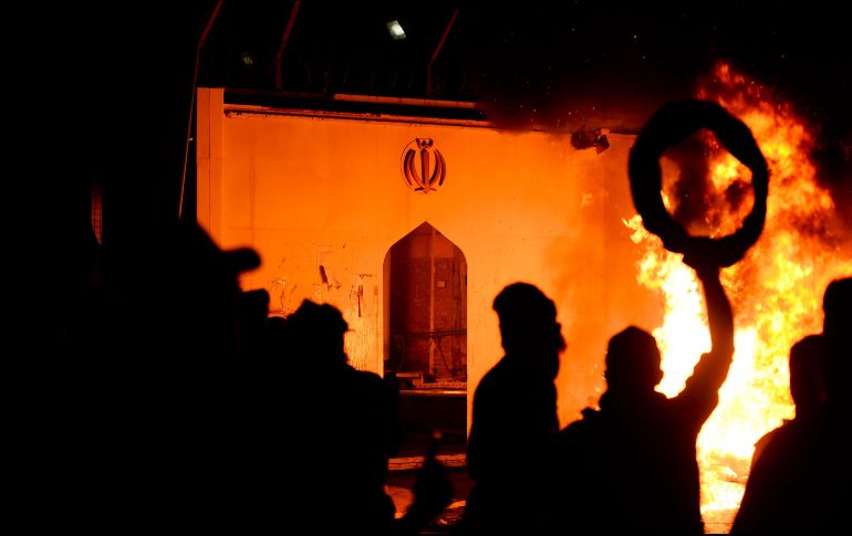 Esta no es la primera vez que los iraquíes asaltan y prenden fuego a un consulado iraní en las ciudades chiíes del sur del país. AFP/H. Hamdani