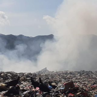 Combaten incendios intermitentes en basurero de Compostela; presumen que es intencional