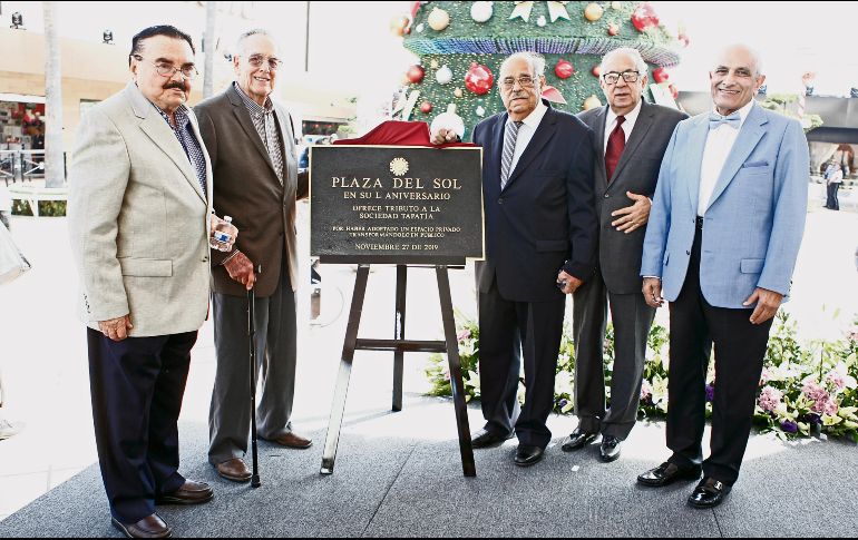Cinco de los 12 empresarios fundadores de Plaza del Sol develan su placa de homenaje. EL INFORMADOR / A. Camacho