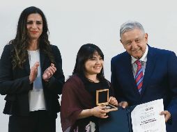 Ana Guevara (izquierda) y Andrés Manuel López Obrador entregaron el premio a la gimnasta mexicana. IMAGO7