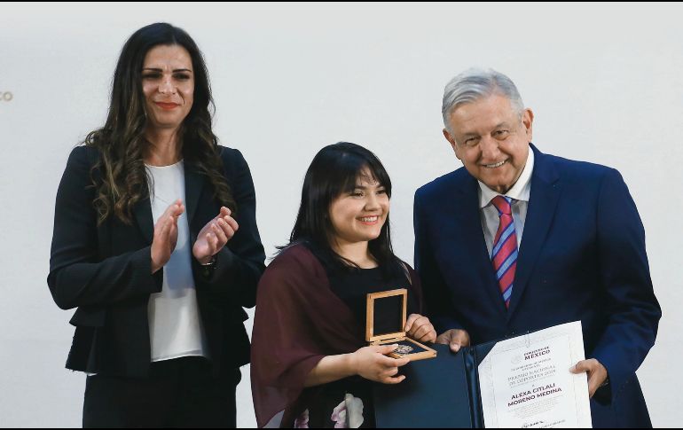 Ana Guevara (izquierda) y Andrés Manuel López Obrador entregaron el premio a la gimnasta mexicana. IMAGO7