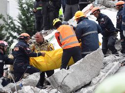 En la localidad de Thumane se recuperaron seis cadáveres de entre los escombros; se cree que no hay desaparecidos.. AFP / G. Shkullaku
