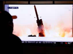 Un hombre observa en Seúl, Corea del Sur, la noticia sobre el lanzamiento de proyectiles norcoreanos. EFE/EPA/Jeon Heon-Kyun