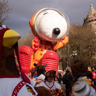 Pese a viento, realizan desfile de Día de Gracias en Nueva York
