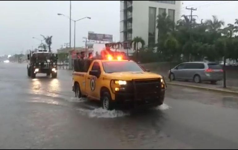 Elementos de Protección Civil estatal y de la Guardia Nacional apoyan en labores de rescate y auxilio en Mazatlán tras inundaciones. FACEBOOK/pcsinaloa