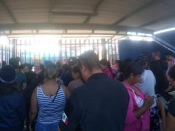 Los padres de familia se reunieron a las afueras de la escuela, ubicada en el fraccionamiento Los Cántaros. ESPECIAL