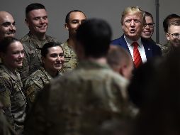 Trump posa con varios soldados en la base de Bagram Air Field, a quienes visitó de forma sorpresiva por el Día de Acción de Gracias. AFP/O. Douliery