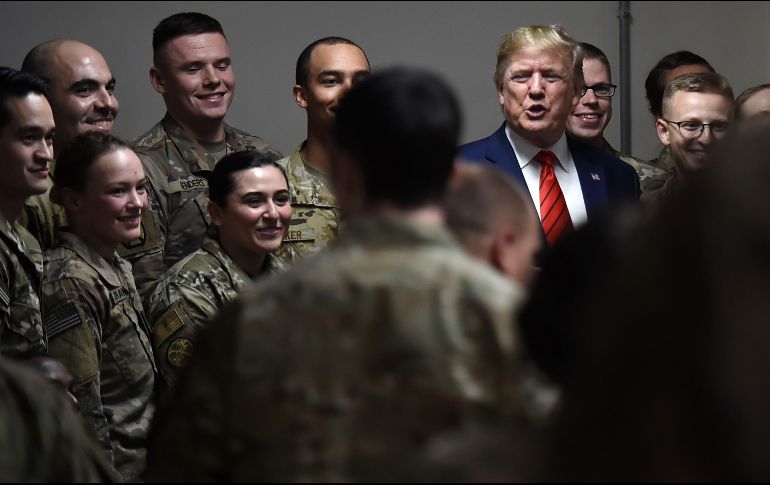 Trump posa con varios soldados en la base de Bagram Air Field, a quienes visitó de forma sorpresiva por el Día de Acción de Gracias. AFP/O. Douliery
