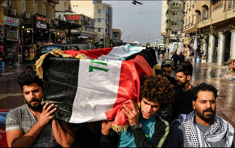 Miles de personas desafiaron el toque de queda y desfilaron en un cortejo fúnebre para enterrar a los muertos. AFP/H. Hamdani