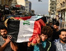 Miles de personas desafiaron el toque de queda y desfilaron en un cortejo fúnebre para enterrar a los muertos. AFP/H. Hamdani