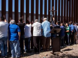 Aspecto de una movilización en la frontera entre México y EU organizada por grupos religiosos a favor de los migrantes. AFP / ARCHIVO