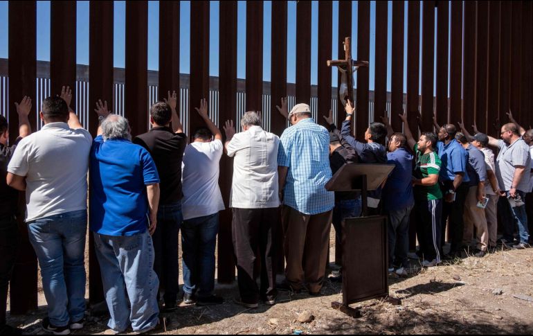 Aspecto de una movilización en la frontera entre México y EU organizada por grupos religiosos a favor de los migrantes. AFP / ARCHIVO