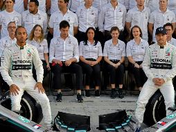 Hamilton y todo su equipo celebrarán sus logros de la temporada; su compañero, Valtteri Bottas, tiene asegurado el segundo lugar del serial.  AFP/A. Isakovic