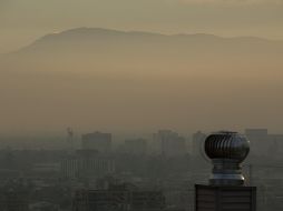 Un velo atmosférico por la contaminación cubre los edificios en Santiago de Chile. EFE