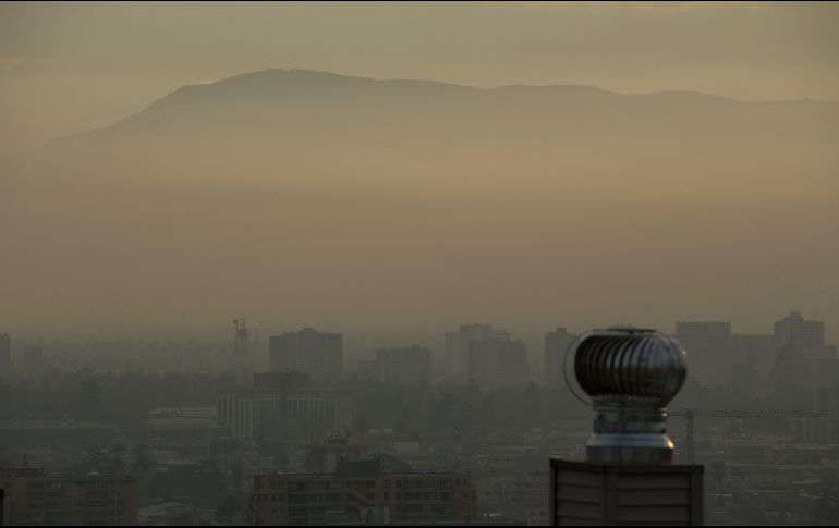 Un velo atmosférico por la contaminación cubre los edificios en Santiago de Chile. EFE