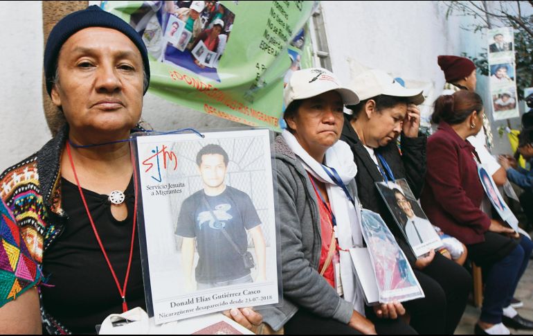Mamás de los extranjeros de quienes se desconoce su paradero, ayer en la capital del país. NOTIMEX/R. Solís