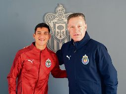 Ricardo Peláez (derecha) concretó la llegada de Uriel Antuna para fortalecer a Chivas de cara al próximo torneo. TWITTER/@chivas
