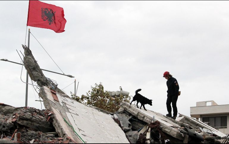 Un miembro del equipo de búsqueda y rescate de Croacia busca este jueves entre los escombros de un edificio después de un terremoto en Durres, Albania. EFE / M. Dibra