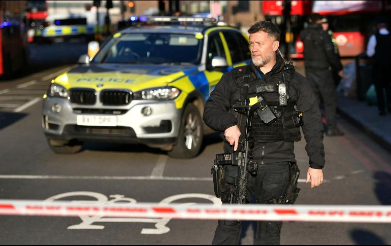 ''Estamos ocupándonos de un incidente en el London Bridge'', indicó un tuit de la Policía Metropolitana. AP / D. Lipinski