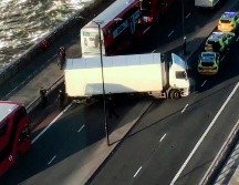 Policías rodean un camión que bloquea el Puente de Londres tras el ataque de este viernes en Londres- AP/Luke Poulton