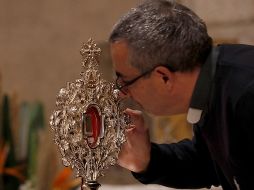 El Vaticano explica que el Papa Francisco devolvió la reliquia al custodio de los lugares religiosos católicos de Tierra Santa como un regalo. EFE / EPA / A. Safadi