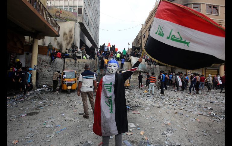 Iraquíes celebraron en calles de Bagdad tras el anuncio de la renuncia del primer ministro. AFP/A. Al-Rubaye