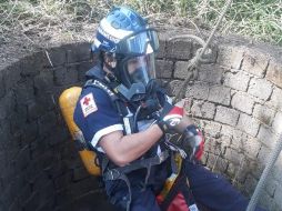A la llegada de los rescatistas confirmaron el reporte tras encontrar a un hombre que yacía dentro del pozo sin moverse. ESPECIAL/