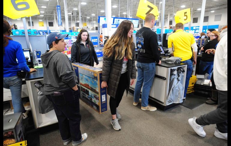 Unas compradoras salen con una pantalla de televisión en Wilkes-Barre Township, Pennsylvania. AP/ /The Citizens' Voice/M. Moran