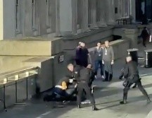 Policías rodean a un hombre tras el ataque en el Puente de Londres. El sospechoso fue abatido por agentes. AP/TWITTER@HLOBlog
